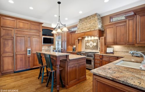 695 Mitchell Ave, Elmhurst IL 60126-4855 exterior