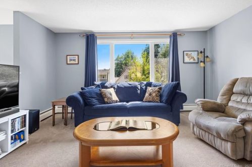 9 Dogwood Ln, Ellington CT exterior