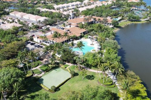 6068 Towncenter Cir, Naples FL 34119-9556 exterior