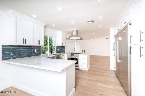 2316 Desert Cove Ave, Phoenix AZ  85028-2411 exterior