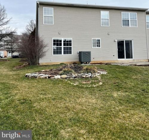 1557 Macintosh Way, Hummelstown PA  17036-8730 exterior