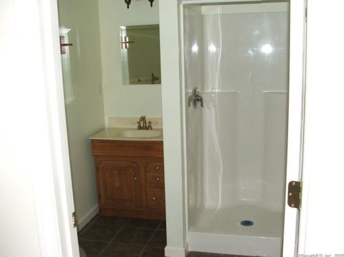 124 Pearl St, Enfield CT 06082-3546 exterior