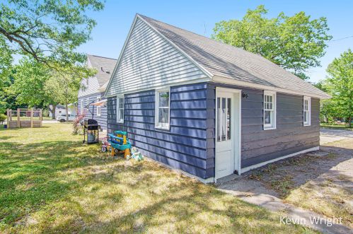 2412 Mccracken St, Meskegon MI 49441-1445 exterior