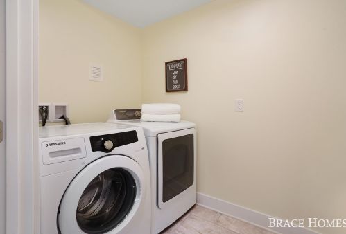 548 Fairview Ave, Grand Rapids MI 49503-1518 exterior