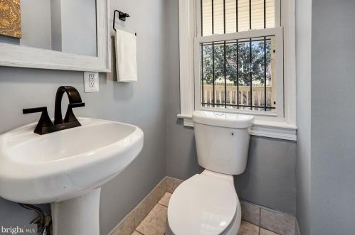 5111 Astor Pl, Washington DC  20019-6444 exterior