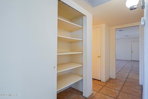 5860 Swan Rd, Tucson AZ 85718-5433 exterior