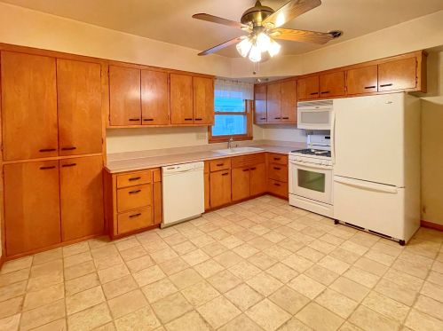 7100 Verona Ct, Milwaukee WI 53219-3932 exterior