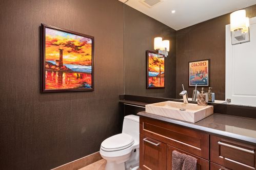 819 Castlewood Ter, Chicago IL  60640-4216 exterior