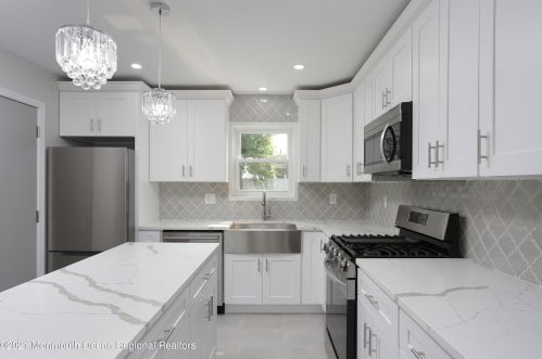 16 Carole Pl, Old Bridge NJ  08857-2502 exterior