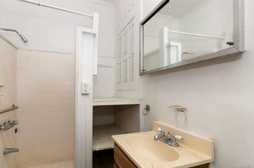 702 10 Ave, Honolulu HI 96816-2930 exterior