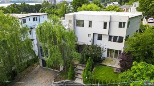 24 Casta Ln, Edgewater NJ 07020-1504 exterior