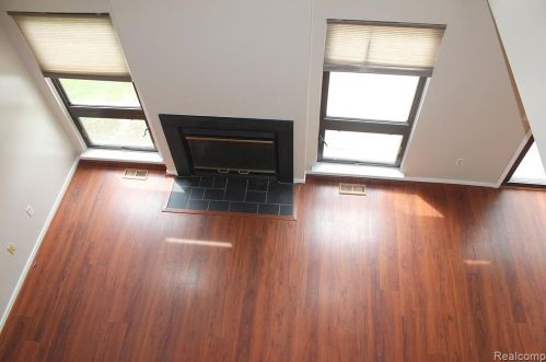 627 Ashley Cir, Rochester MI 48307-4593 exterior