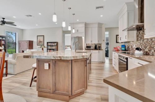 870 8 St, Naples FL 34120-0411 exterior