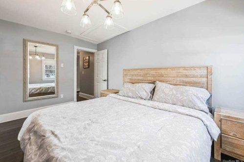 562 Walnut Ave, Bohemia NY 11716-2107 exterior