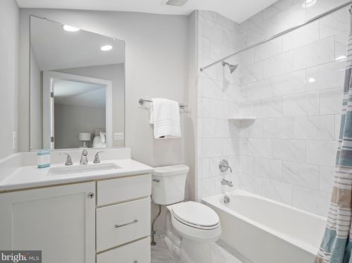 10346 Grosvenor Pl, Rockville MD 20852 exterior