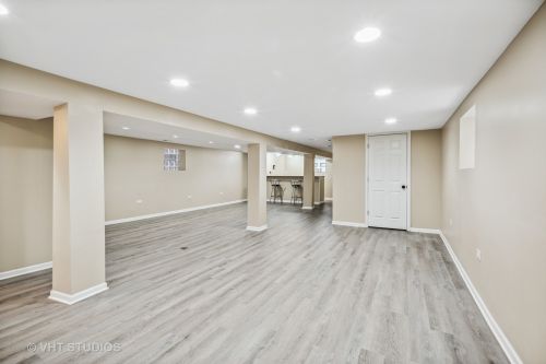 8232 Luella Ave, Chicago IL 60617-1842 exterior