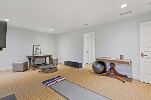 2817 Dover Rd, Atlanta GA 30327-1209 exterior