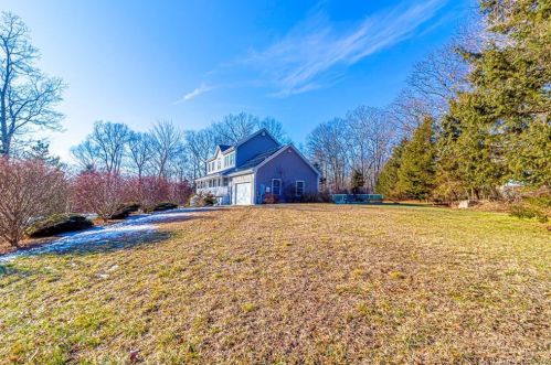 6 Cranberry Dr, Uncasville CT 06382-2006 exterior