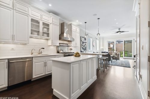 2514 Marshfield Ave, Chicago IL 60614-1907 exterior