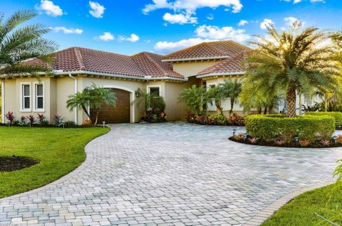 915 16th St, Naples, FL 34117-9428