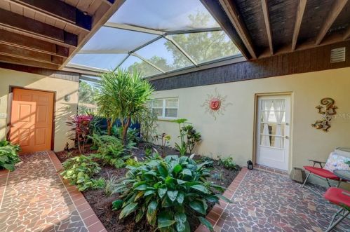 825 Riv Dr, Tampa FL 33617-7864 exterior