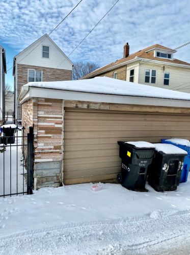 8245 Escanaba Ave, Chicago IL 60617-3137 exterior