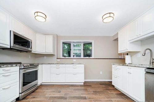 121 Grn Mdw Rd, Milford CT 06461-2258 exterior