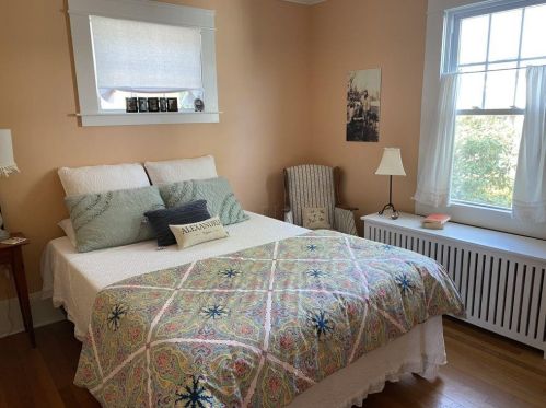 8 Blackwell Pl, Middletown, RI 02840-1408