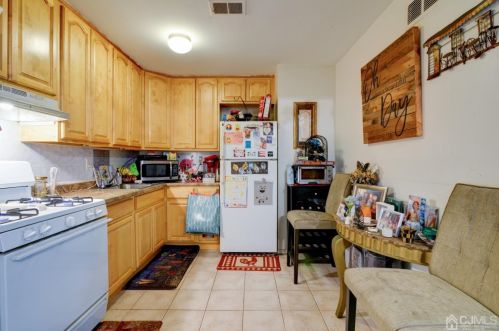 124 College Dr, Edison NJ 08817-5955 exterior