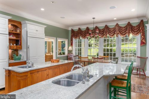 1250 Daleview Dr, Mc Lean VA 22102-1538 exterior