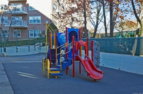 3935 Blackstone Ave, Bronx NY  10471-3701 exterior