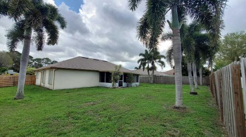 3660 Bonwold St, Fort Pierce FL 34953-5022 exterior