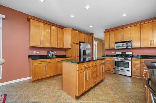 2301 Timberline Trl, Bull Valley, IL 60098-8759