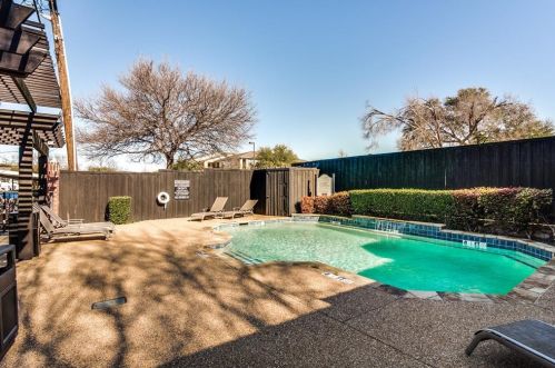 4716 Bradford Dr, Dallas TX 75219-1239 exterior