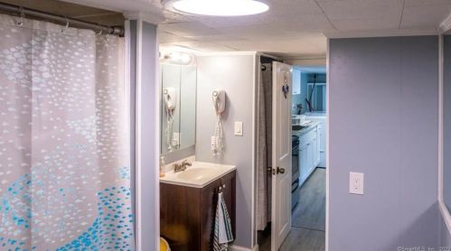 236 Roosevelt Dr, Seymour CT 06483-2118 exterior