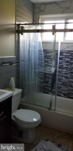 8120 Wyndam Rd, Camden NJ 08109-3221 exterior