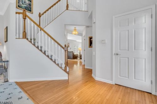 33 Heinrick Way, Bridgewater NJ 08807-5660 exterior