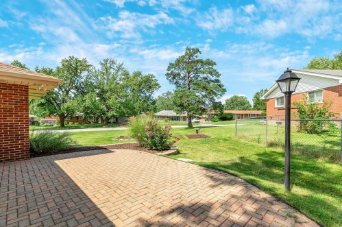 8820 Anaconda Dr, Saint Louis MO 63126-2301 exterior