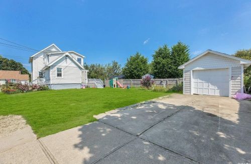 222 Cedar Ln, Babylon NY  11702-4417 exterior