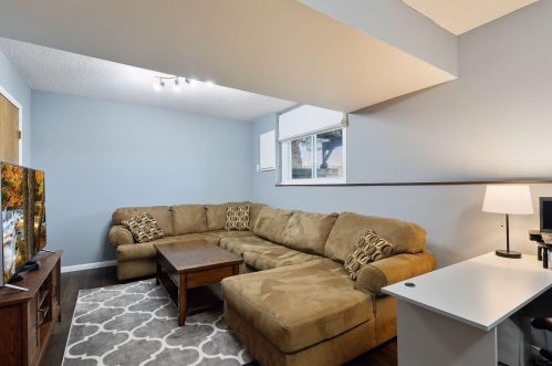 204 Ridgewood Dr, Chaska MN 55318 exterior