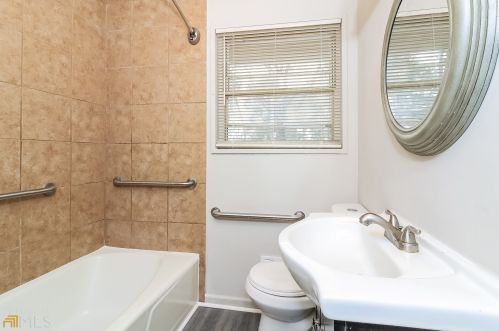 5240 Longmeadow Ln, Atlanta GA  30349-3124 exterior