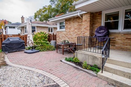 895 Parkside Ave, Elmhurst IL 60126-5027 exterior