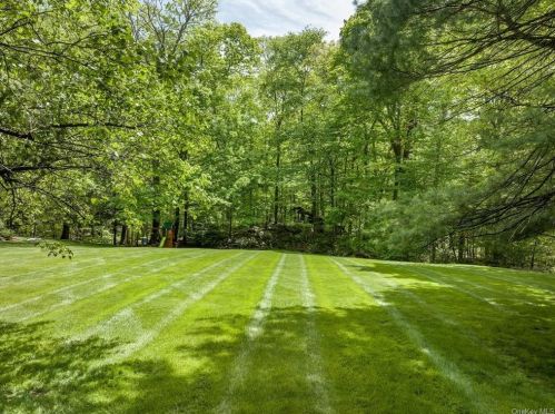 17 Tallwoods Rd, Armonk NY 10504-1020 exterior