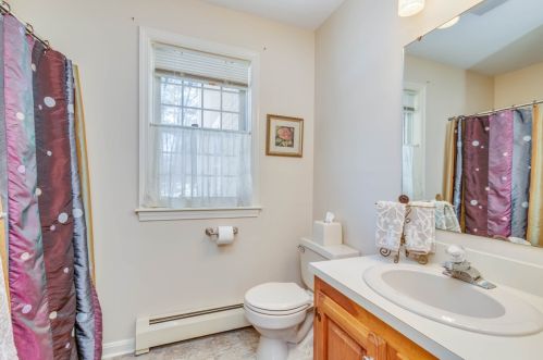 4 Hampshire Dr, Concord NH 03301-5914 exterior