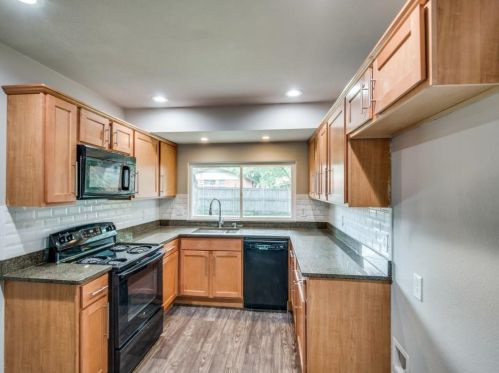 2013 Canterbury St, Irving TX 75062-3550 exterior