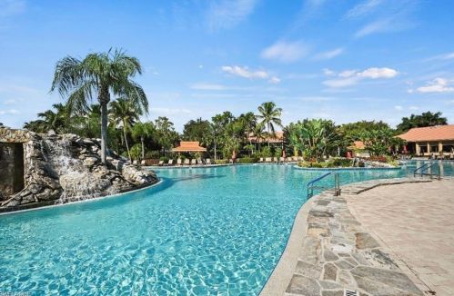 1665 Windy Pines Dr, Naples FL 34112-2737 exterior