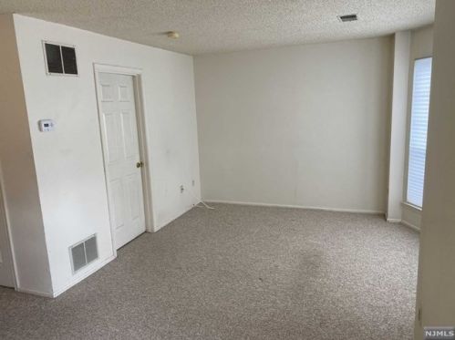 679 Plum Ter, Mahwah, NJ 07430-3446