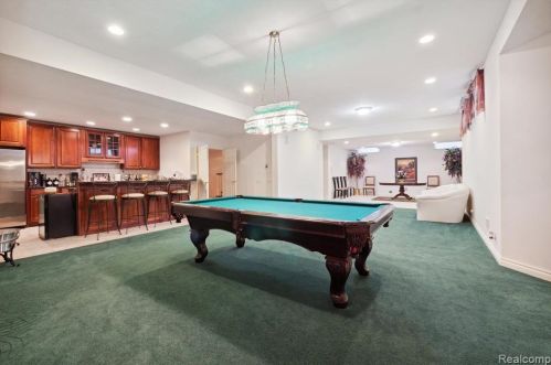 2511 Golf Crst Dr, Rochester MI 48309-4063 exterior