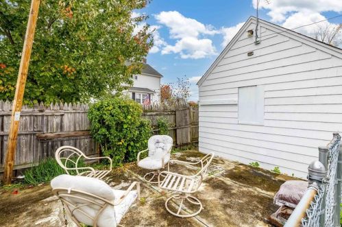 3 St, Windsor Locks CT 06096-1357 exterior