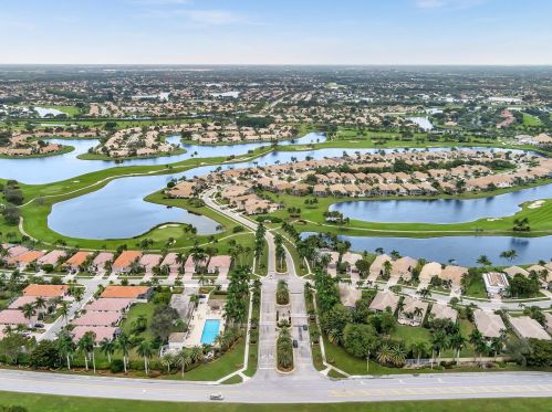 6910 Fairway Lk Dr, Boynton Beach FL 33472-6807 exterior